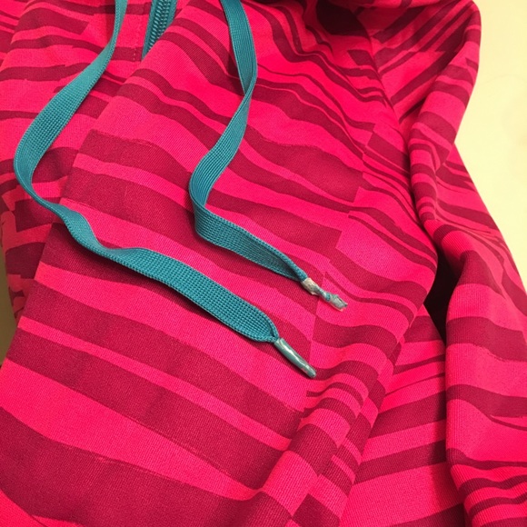 Women’s Under Armour Jacket hoodie pink blue size small - Picture 4 of 4